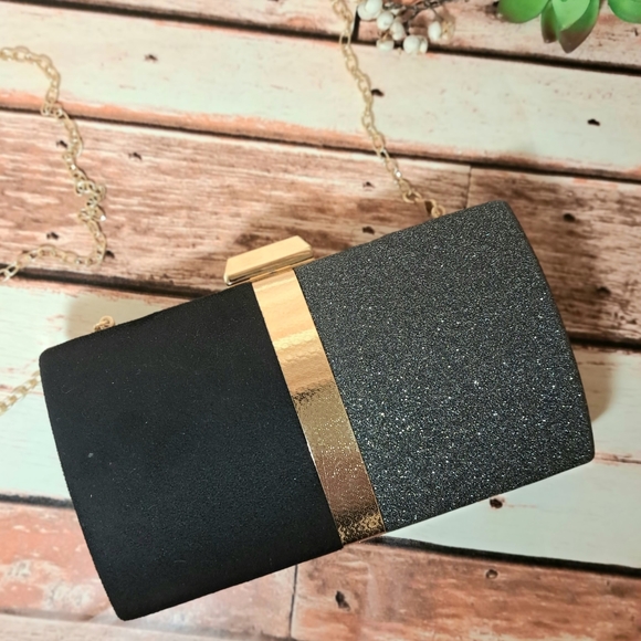 Gorgeous black evening bag with gold details - Picture 2 of 16